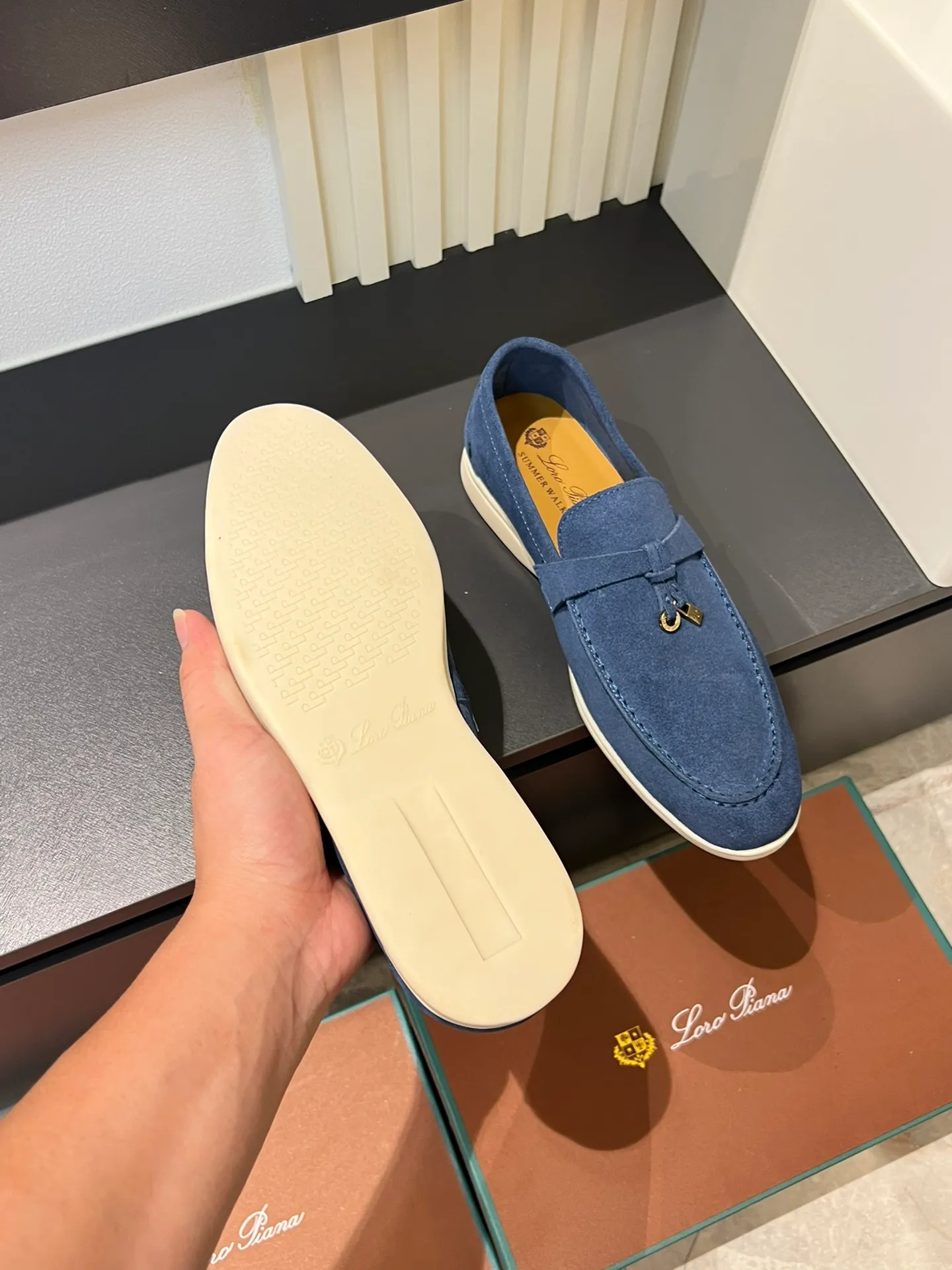 Men's shoes 💰p360 "Loro men's shoes 💰pian'*" Classic L men's shoes for couples 💰p Top version British flat loafers, a must-have item in old money style, the minimalist design is eye-catching and durable, a plus point for dressing The soft foot feel and texture are outstanding. They don’t scratch your feet and are very nice. They are matched with soft and waxy soles. They can be worn daily for a long time without getting tired. They are easy to wear, versatile and classic items, with perfect foot feel and texture! Imported cashmere fabric, the lining is made of imported A-grade water-dyed cow lining, the top version of the genuine leather midsole is sewn with pure handmade mark thread! Size: Female 35-40 (34. Customized) Male 38-44 (45.46. Customized)